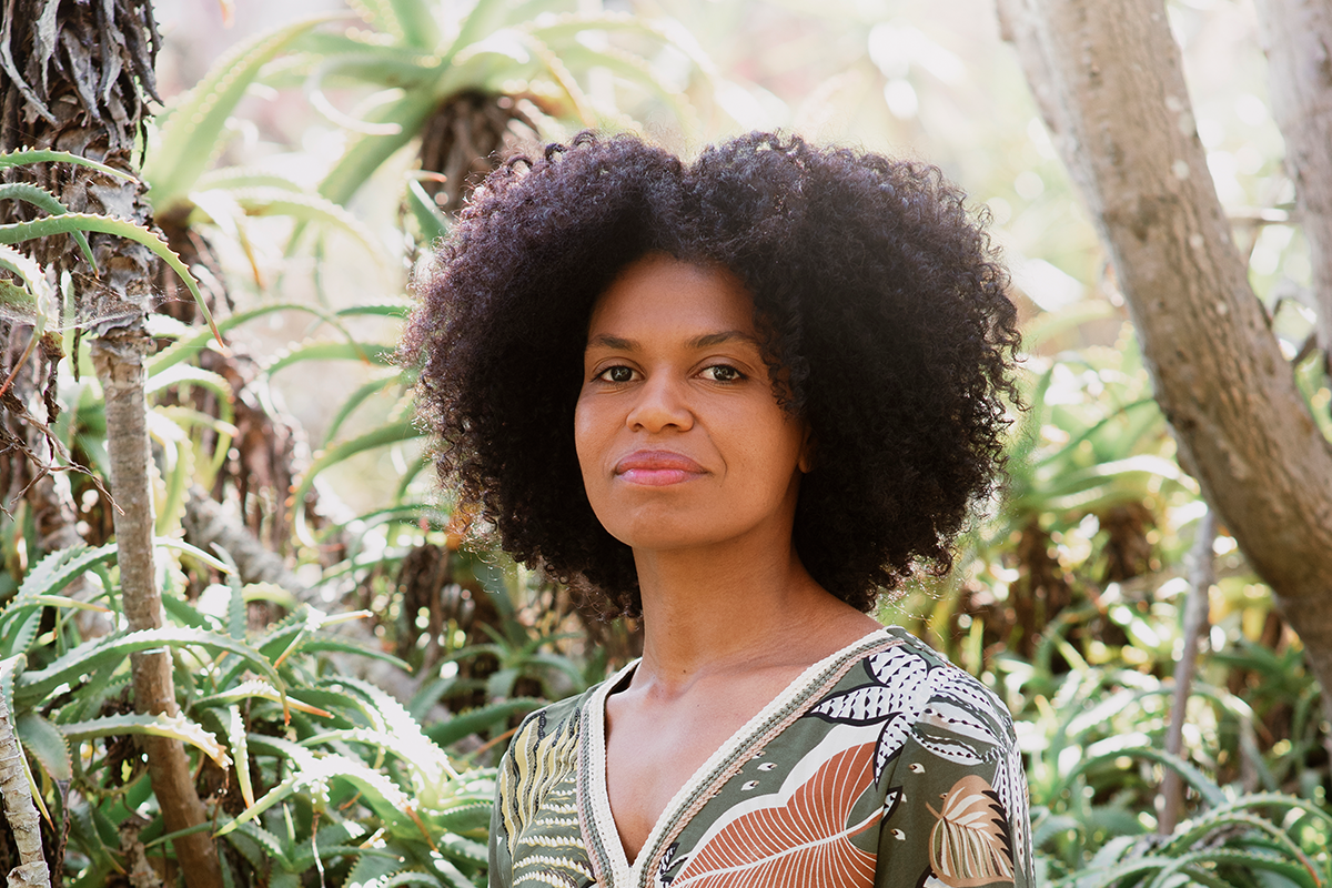 Femme au cheveux naturelle.